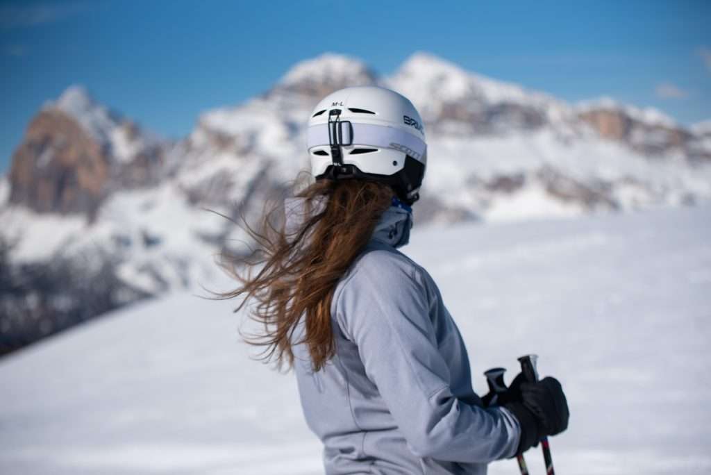Donna di spalle che guarda il panorama. Sci alpino sul Monte Faloria, sullo sfondo le Tofane