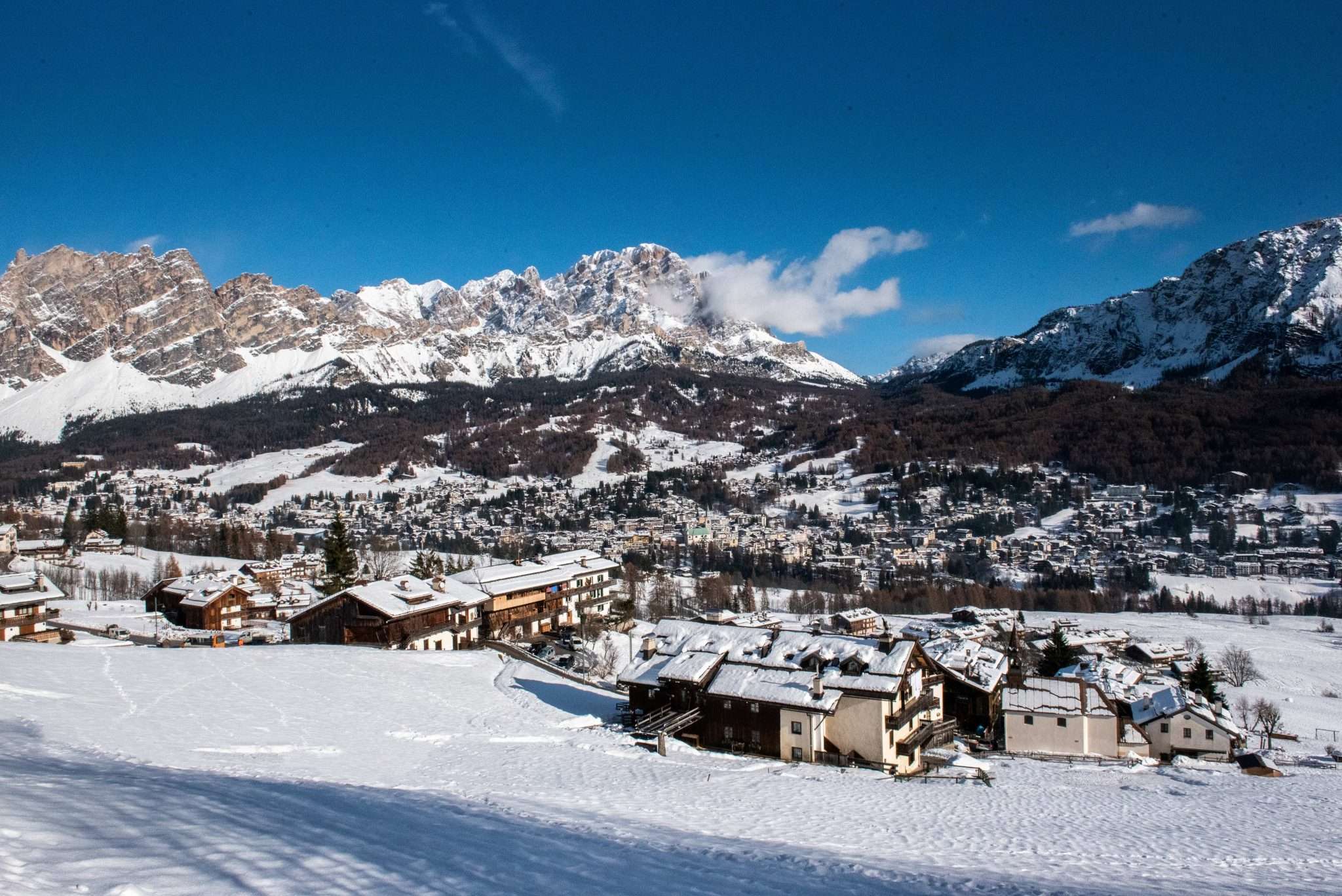Inverno a Cortina d'Ampezzo, la Regina delle Dolomiti. Vista da Belvedere. Sullo sfondo il monte Cristallo