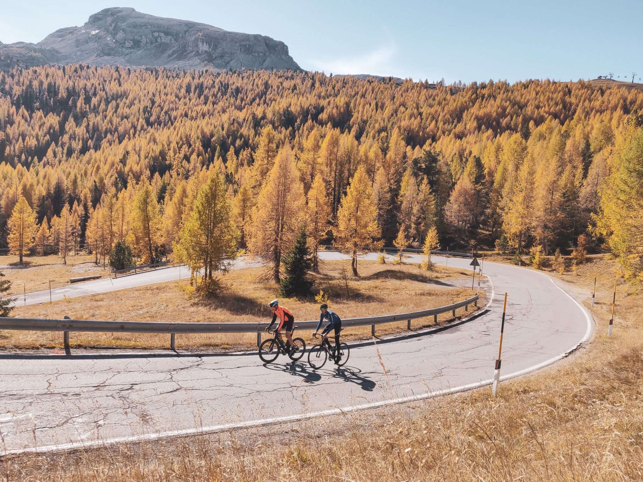 Bici a Cortina_Road bike in autunno a Cortina d'Ampezzo sul passo Falzarego