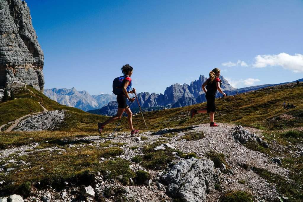Delicious Trail Cortina. Due atlete corrono lungo i sentieri in zona 5 torri