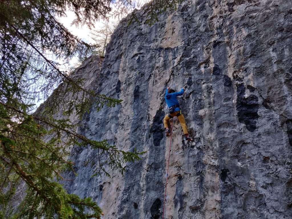 Falesia Colfiere- uomo che arrampica su falesia a Cortina d'Ampezzo