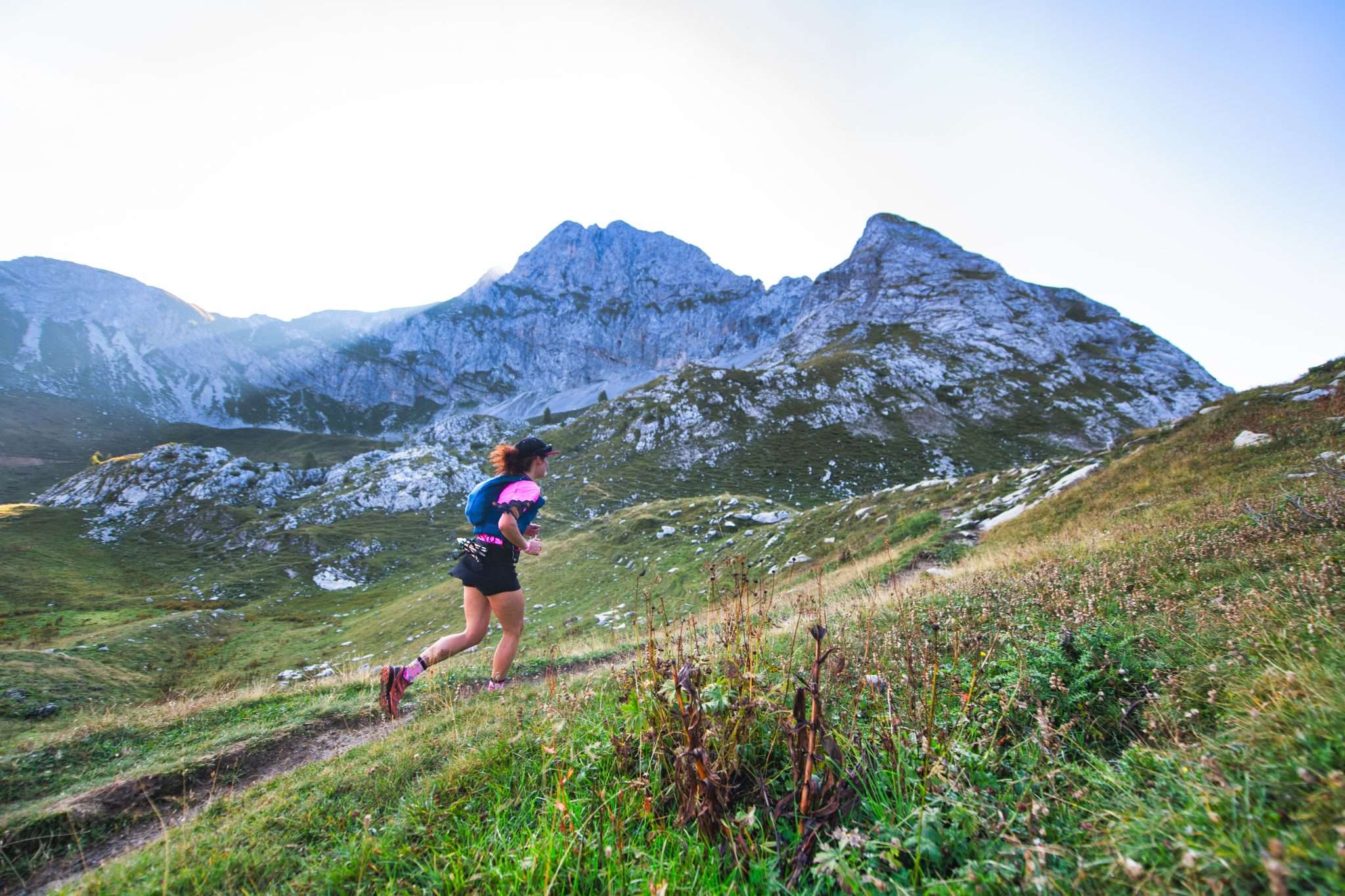 Trail running nelle Dolomiti, donna che corre sui sentieri delle Dolomiti