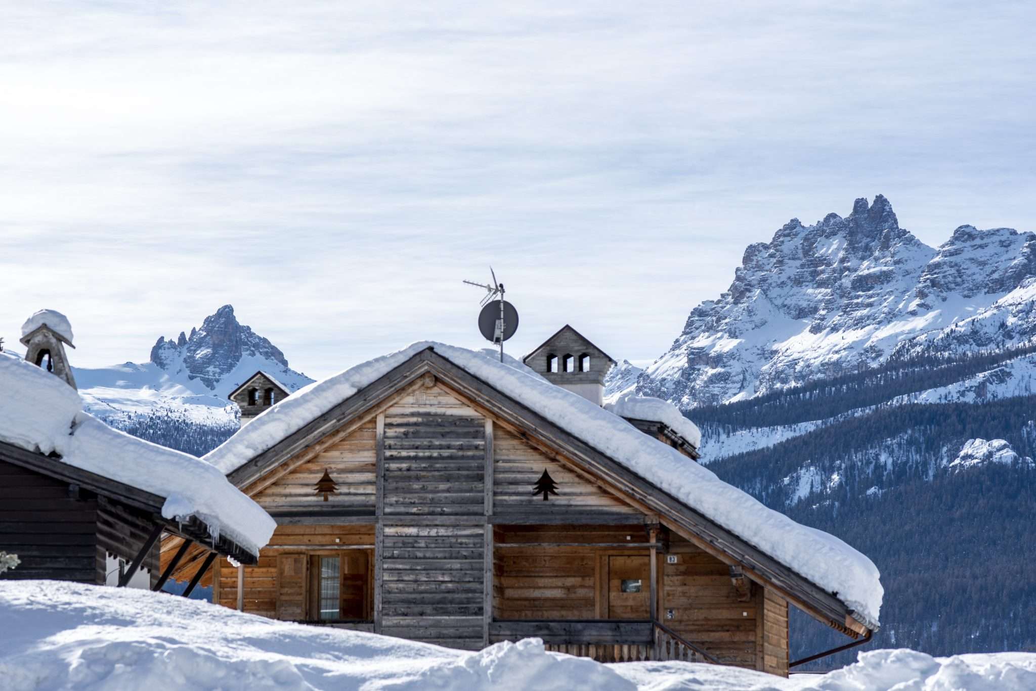 Tradizioni di Cortina d'Ampezzo, Cortina d'Ampezzo in inverno, sullo sfondo Becco di Mezzodì e Croda da Lago