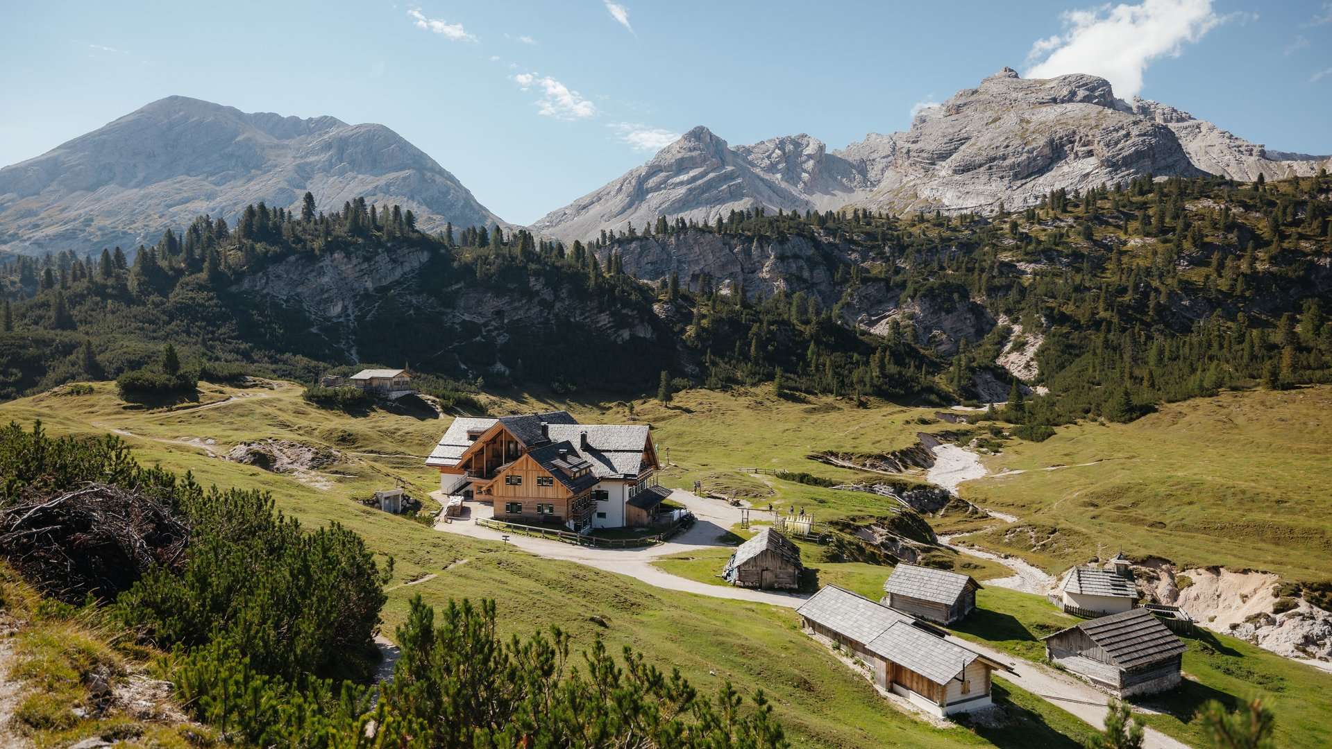 Mangiare a Cortina d'Ampezzo- Rifugio Fodara Vedla dall'alto in primavera
