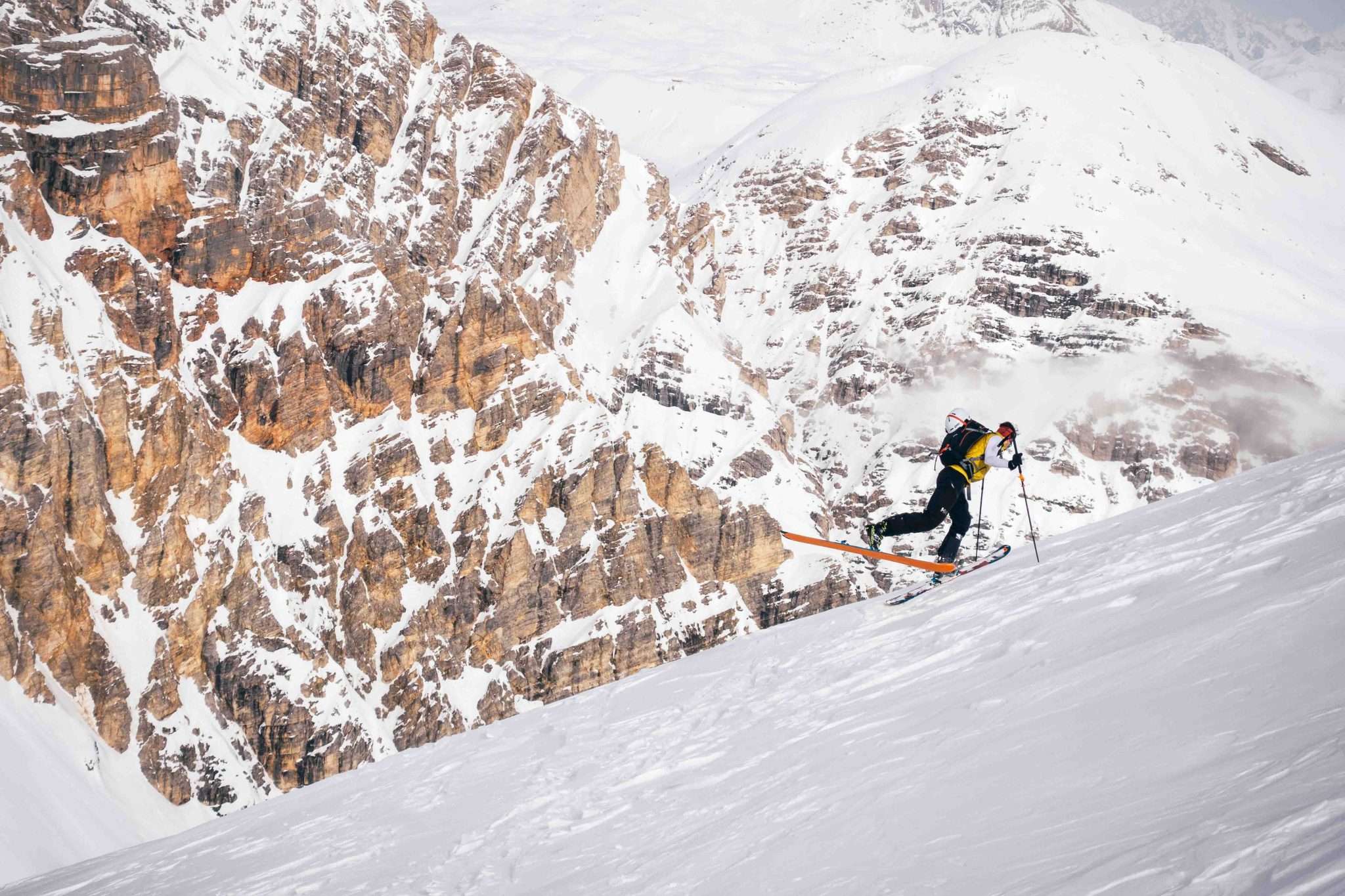 Salita al Taè; sullo sfondo Croda d'Antruiles-cortinadampezzo.it