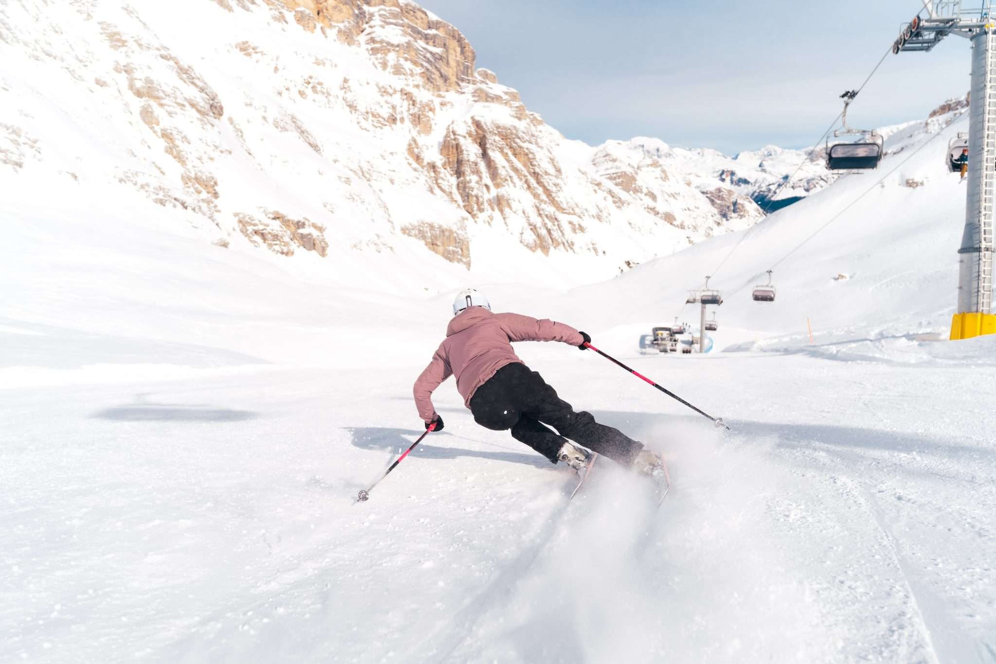 Ragazza-che-scia-a-Cortina-dAmpezzo_Sci-a-Cortina-scaled.jpeg