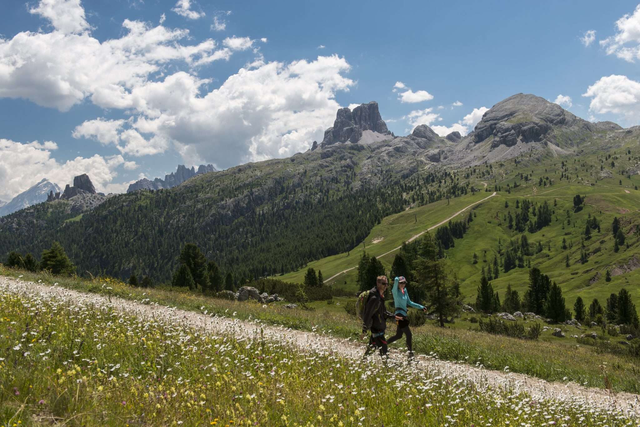 Trekking-con-gli-amici-a-Cortina-dAmpezzo_due-persone-che-passeggiano-sullo-sfondo-Averau-scaled.jpg