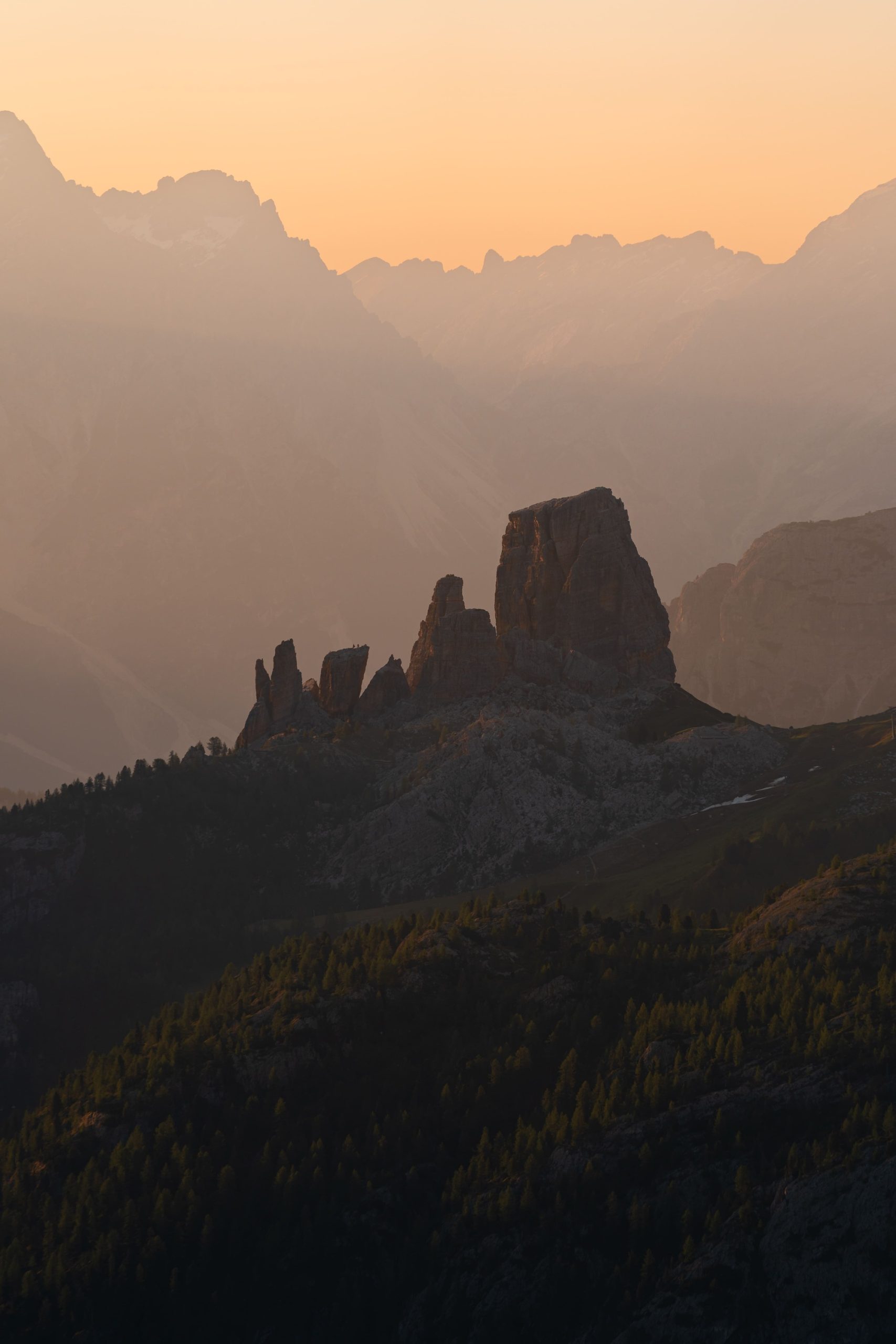Cinque torri con sfondo alba_estate