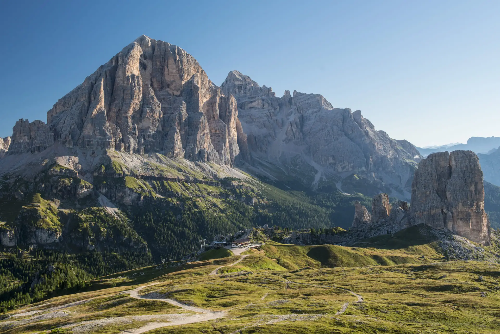 5 torri con Tofana sullo sfondo, estate a Cortina
