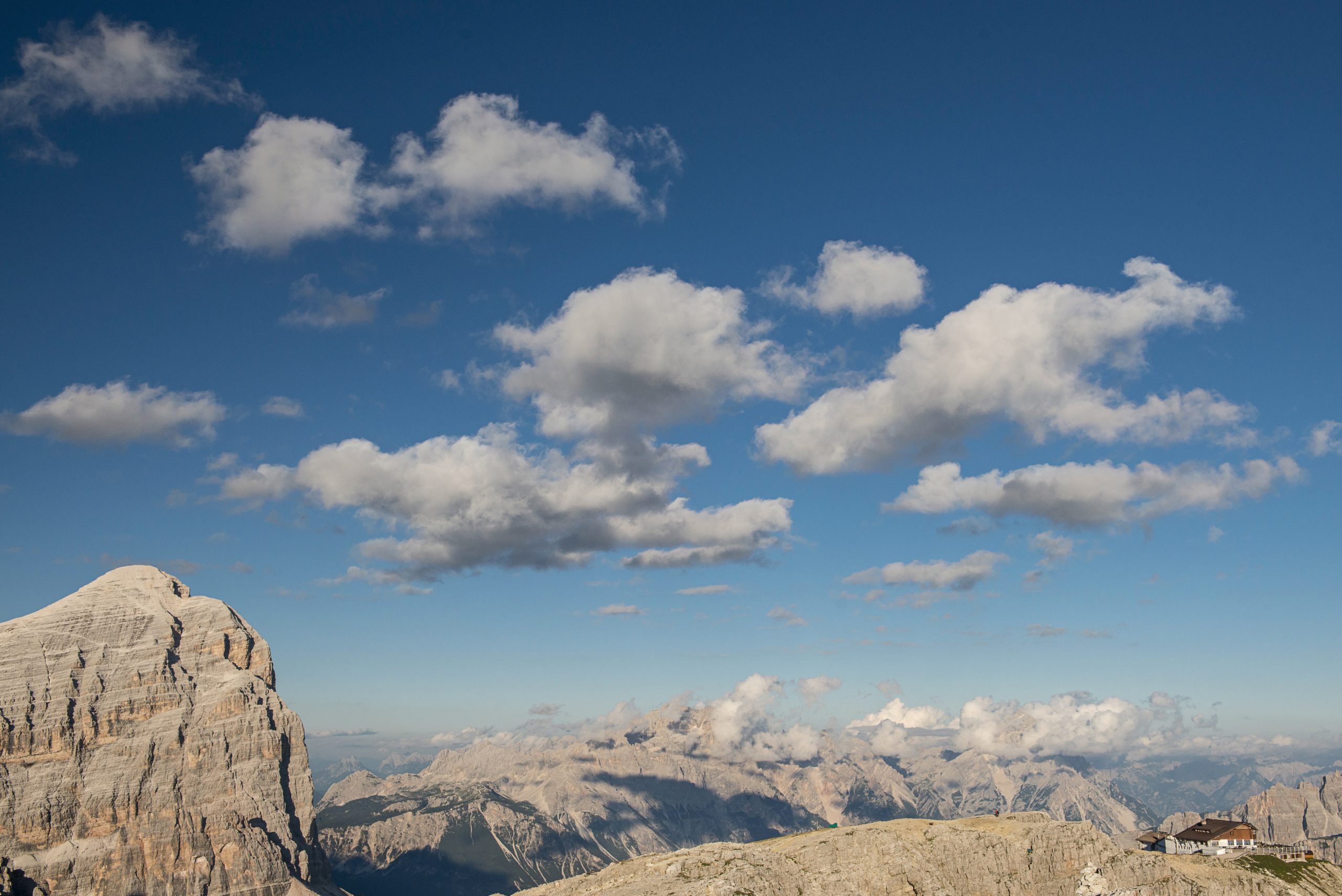 Rifugio Lagazuoi in estate, Tofana di Rozes a lato