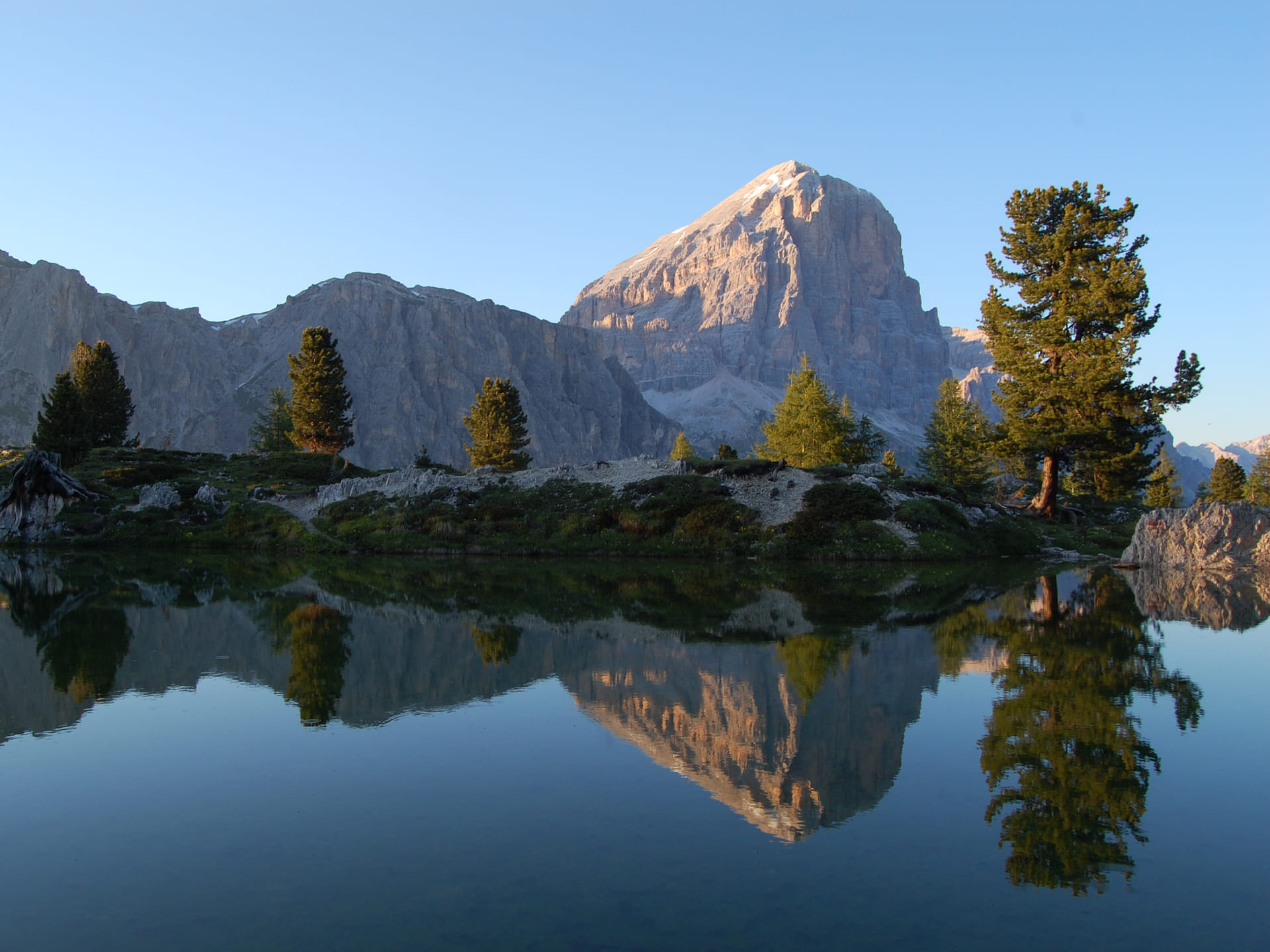 Lago di Limides con Tofana di Rozes sullo sfondo