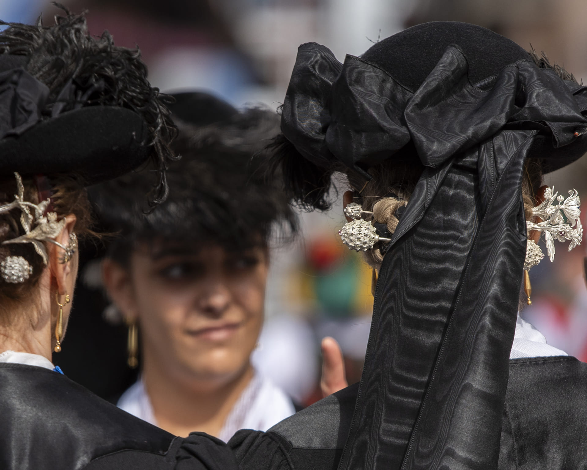 Cultura e tradizione, cortina