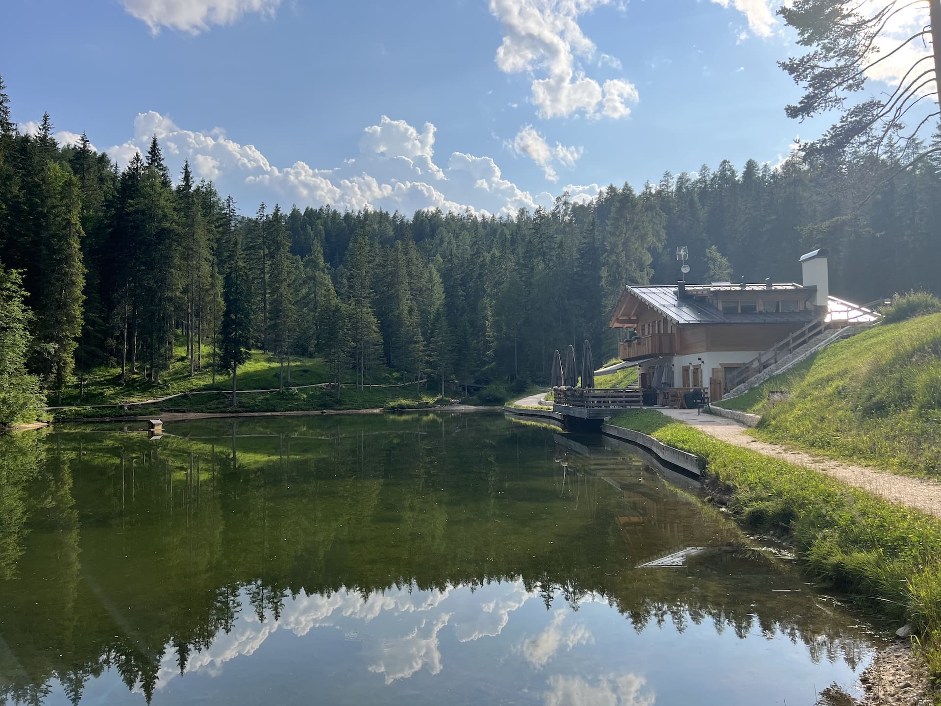 Rifugio Lago d'Ajal (1)