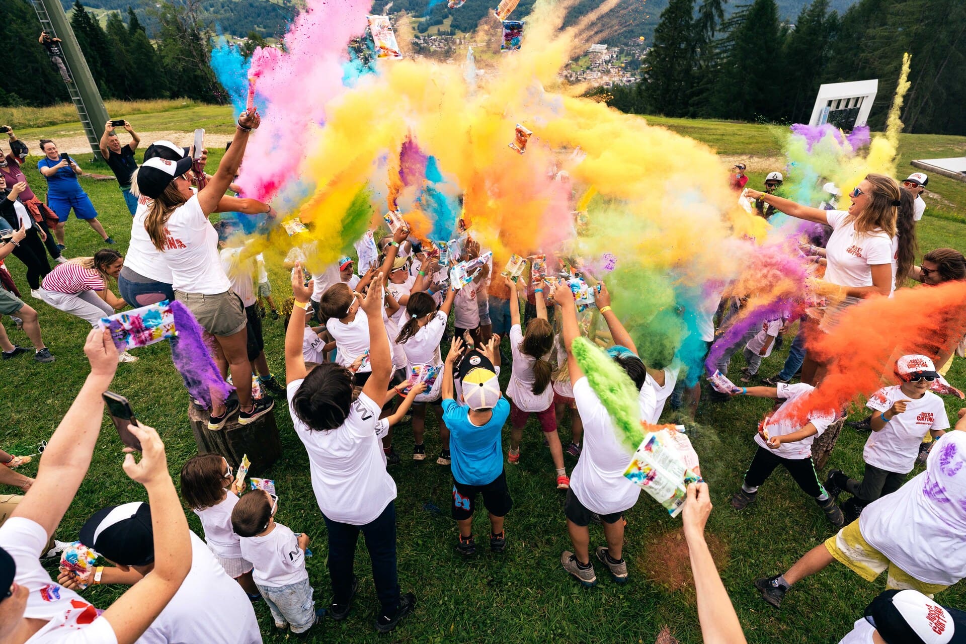 Scuola la Rossa bambini giochi colori cortina